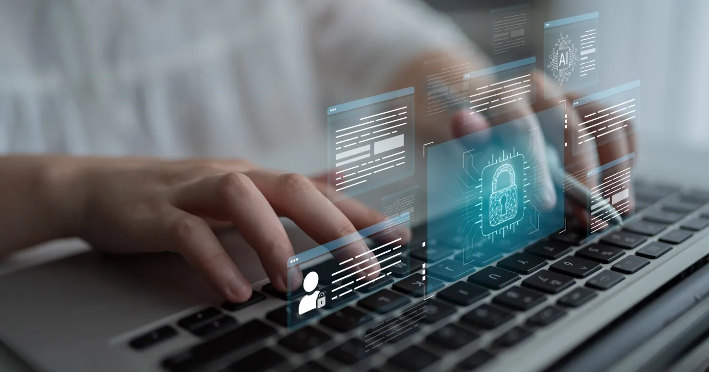 Mains sur un clavier d'ordinateur, avec une icône de cadenas symbolisant la sécurité des données