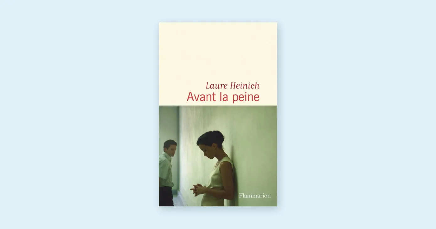 Couverture du livre « Avant la peine » de Laure Heinich, éditions Flammarion : une femme adossée à un mur, les mains jointes, un homme en retrait derrière elle.